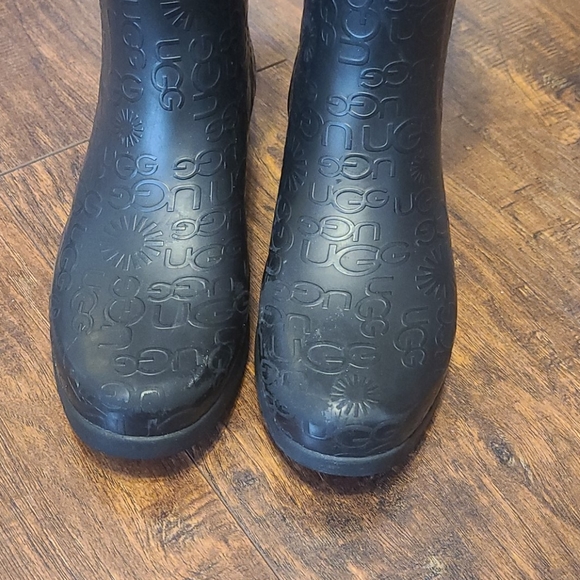 UGG Wilshire Logo rainboots!❤ - Picture 3 of 7